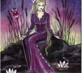 Lá Queen of Cups - Crystal Visions Tarot 3