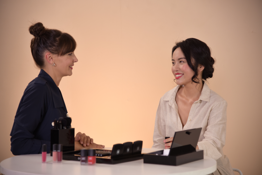 Chuyên gia trang điểm Chanel hướng dẫn Hà Trúc cách makeup khi đi hẹn hò - Làm Đẹp 11