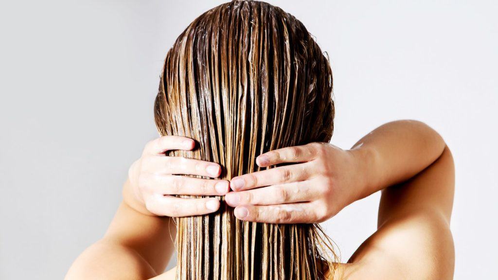 Đây là những thói quen thường gặp khiến mái tóc của bạn nhanh bẩn, bết dính - Ảnh 5.