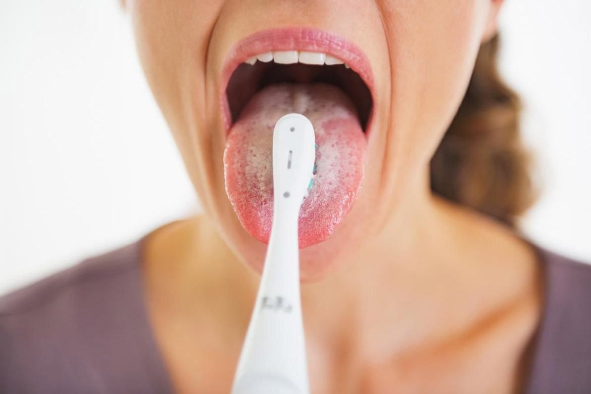 Những dấu hiệu bất thường ở vùng lưỡi cảnh báo một số vấn đề sức khỏe mà bạn không hề hay biết - Ảnh 1.