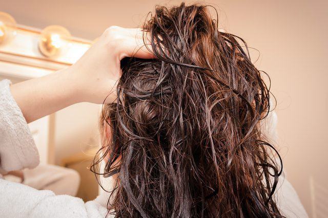 Sai lầm thường gặp khi sấy tóc khiến mái tóc dễ bị khô xơ và gãy rụng - Ảnh 1.