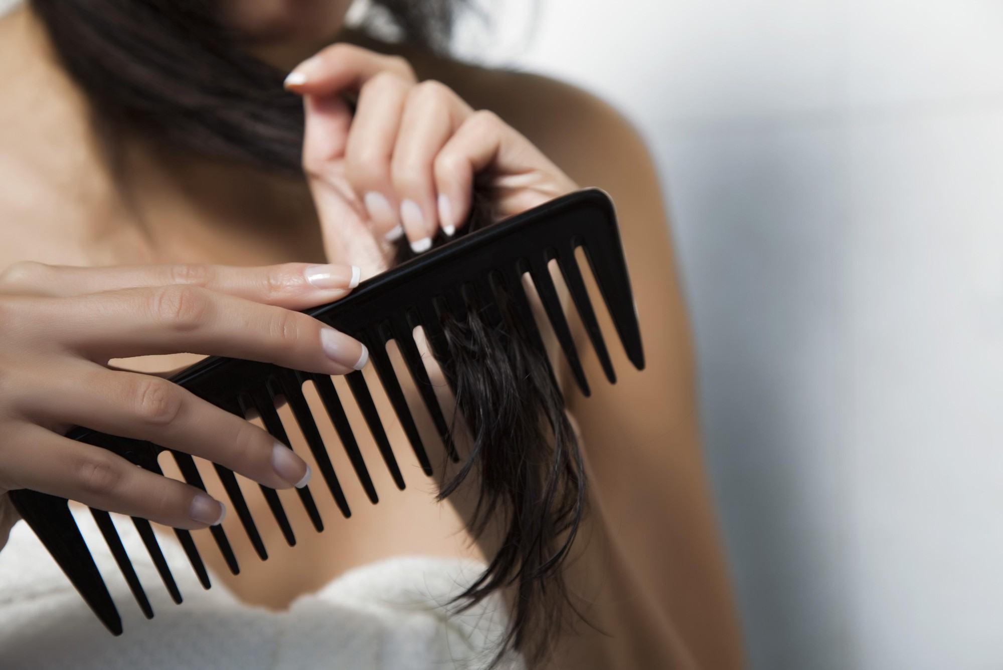 Sai lầm thường gặp khi gội đầu khiến tóc bạn nhanh bết dính và phát sinh đầy gàu - Ảnh 1.