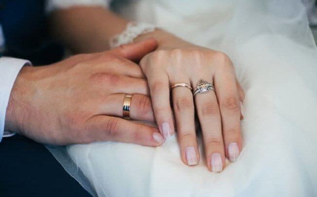 Đeo nhẫn cưới tay nào, ngón nào cho đúng vị trí? 1